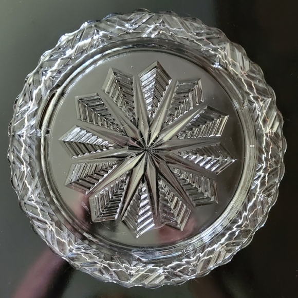 Vntg 11 1/2" Cake Plate Feathers 🪶,Snowflakes, Geometric Low Profile Design - Picture 8 of 12